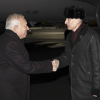 El ministro de Exteriores, José Manuel García-Margallo, es recibido por el embajador de España en Ucrania, Gerardo Ángel Bugallo, a su llegada a Kiev.