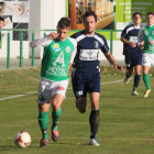 Cristian controla el balón por la banda tras superar al ex jugador del Astorga, Javi Turiel.