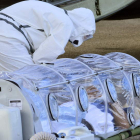 Un médico atiende a Manuel García Viejo durante su repatriación.