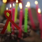 Celebración con velas en el marco de una campaña de sensibilización sobre el VIH para conmemorar el Día Mundial del Sida.