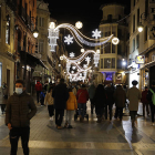 Imagen del centro de León, ayer, cuando se estrenaba la iluminación navideña. MARCIANO PÉREZ
