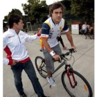 Alonso monta en bicicleta por el Circuito Internacional de Shangai