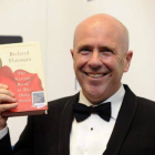 Richard Flanagan posa con la novela que le ha valido el Man Booker, anoche en Londres.