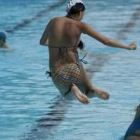 Una joven salta a la piscina de Sáenz de Miera, en una imagen de archivo