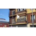 niño a punto de caer de una terraza