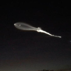 Efecto luminoso que se ha podido ver en el cielo de California con el lanzamiento del cohete Falcon 9 de SpaceX.
