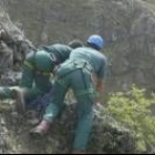 Dos miembros del Greim de Sabero en una operación de simulacro de rescate