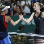 Wozniacki (izquierda) felicita a Pliskova después de su partido en Singapur