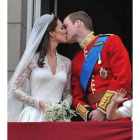 El príncipe Guillermo y su esposa Catalina, duques de Cambridge, se besan en el balcón del palacio d