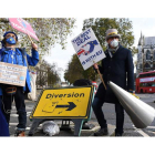 Dos británicos protestan por el Brexit ayer en Londres. ANDY RAIN
