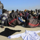 Migrantes en Libia tras ser rescatados en alta mar.