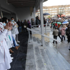 Los manifestantes se concentraron frente al centro de salud de Pico Tuerto y se sumaron varios profesionales sanitarios. ANA F. BARREDO