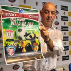Carlos Ron, con el cartel del amistoso ante el Lugo en Foz. DL
