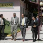 Un representante de la estación guía a José Manuel García Morán, Dimas Sañudo y Juan Díez López