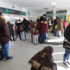 Muchos pasajeros tuvieron que esperar más de tres horas en la estación para tomar el tren. L. DE LA MATA