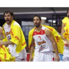 Varios jugadores de la selección saltan de alegría del banquillo.