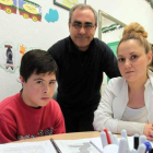 Alejandro Calleja con su hijo Rúbén y una educadora.