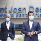 Pere Aragonés, y el conseller de Salud en su visita a un hospital de Barcelona. ALEJANDRO GARCÍA
