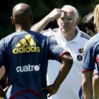 Aragonés, con Marcos Senna durante un entrenamiento de España