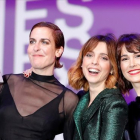 Aixa Villagrán, Leticia Dolera y Celia Freijeiro, con el premio en Cannes por Déjate llevar.