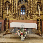 Vista del altar con los hachones restaurados. CAMPOS