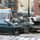 El Renaul Megáne, más afectado, colisionó contra un Opel estacionado cerca de la plaza de Abastos