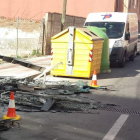 En un mes, los vándalos han quemado diez contenedores de plástico, que quedan reducidos a cenizas.