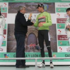 Contador en el podio (arriba); Teo Bos, líder de la regularidad (i); y la salida de un ciclista (d).