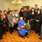 Asunción García, rodeada ayer de sus familiares en su casa de Santalla del Bierzo
