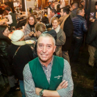 Javier Gómez, entre los clientes a los que mima en su Camarote Madrid. F. OTERO PERANDONES