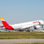 Avión de Iberia despegando de un aeropuerto.