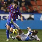 Casadesús pugna con Bergantiños por el balón.