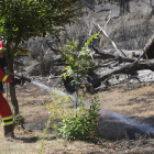 Un miembro de la UME enfriaba el pasado lunes la zona quemada en Vega de Espinareda.