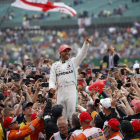 El piloto de Mercedes celebra su victoria en el circuito inglés de Silverstone. XHEMAJ