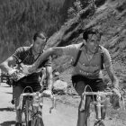 Gino Bartali, a la izquierda, en una histórica imagen junto a Fausto Coppi. ¿Quién dio el botellín a quién? El enigma sigue y seguirá.