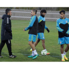 Rubén de la Barrera, a la izquierda, da la bienvenida a Michael Farfán, Tarek Salman y Abdullah Abdulsalam. SECUNDINO PÉREZ