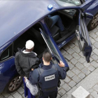 Agentes franceses arrestan a un sospechoso en una redada en Saint-Denis, en el norte de París, el 18 de noviembre del 2015, tras los ataques yihadistas de la semana anterior