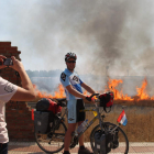 Un turista holandés inmortaliza su paso por León con el incendio de fondo.