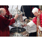 El papa Benedicto XVI introduce incienso en el botafumeiro de la catedral de Santiago de Compostela, en el Año Jacobeo 2010. Su característico uso en varias religiones estaría amenazado por la falta de agua y el crecimiento de la población humana