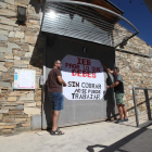 Los trabajadores desplegaron este domingo una pancarta en el Aula cerrada. ANA F. BARREDO