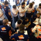 Marc Márquez, en Misano, rodeado de la docena de ingenieros y técnicos que forman su equipo.