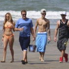 Justin Bieber, tercero de izquierda a derecha, en la playa de Panamá.