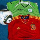 El balón y las camisetas que se sortearán hoy.
