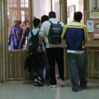 Grupo de alumnos en un centro educativo.