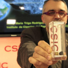 El investigador del Instituto de Ciencias del Espacio (ICE-Csic) Josep Maria Trigo, con el meteorito Ardón