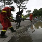 Efectivos de la UME trabajaban ayer tarde en El Bao contra las inundaciones.