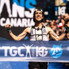 Pablo Villa celebra su triunfo en la Transgrancanaria, el segundo tras el logrado en 2020. TRANSGC