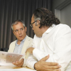 José María López Benito conversa con Felipe Llamazares, director general de la Cultural. B. MORENO