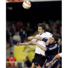Rubén Baraja y Sergio Ramos pugnan por un balón aéreo en el partido disputado ayer en Mestalla