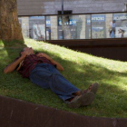 Un joven hace la siesta en una plaza, en una imagen de archivo.
